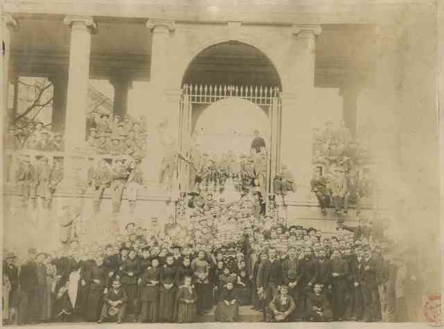 11 Fi 0435 IntituléGrève des cordonniers à Angers, octobre 1893 : les grévistes devant l'entrée de la bourse du travail, place des Halles à Angers.