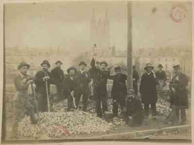 Collection iconographique CÉLESTIN PORT AD49 : 11 Fi 0436 IntituléGrève des cordonniers à Angers, octobre 1893 : grévistes fraternisant avec des ouvriers, quai Monge à Angers.